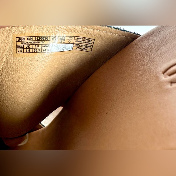 Excellent Condition Ugg Eirene Wedge Sandals - Picture 10 of 10